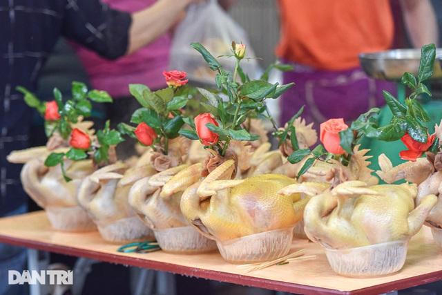 'Gà ngậm hoa hồng' khu phố cổ Hà Nội đắt khách ngày ông Công ông Táo