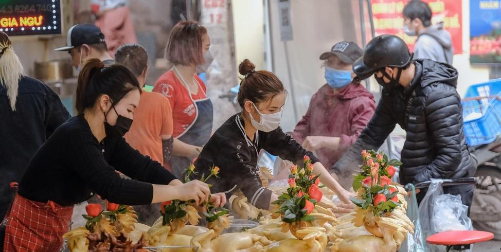 'Gà ngậm hoa hồng' khu phố cổ Hà Nội đắt khách ngày ông Công ông Táo