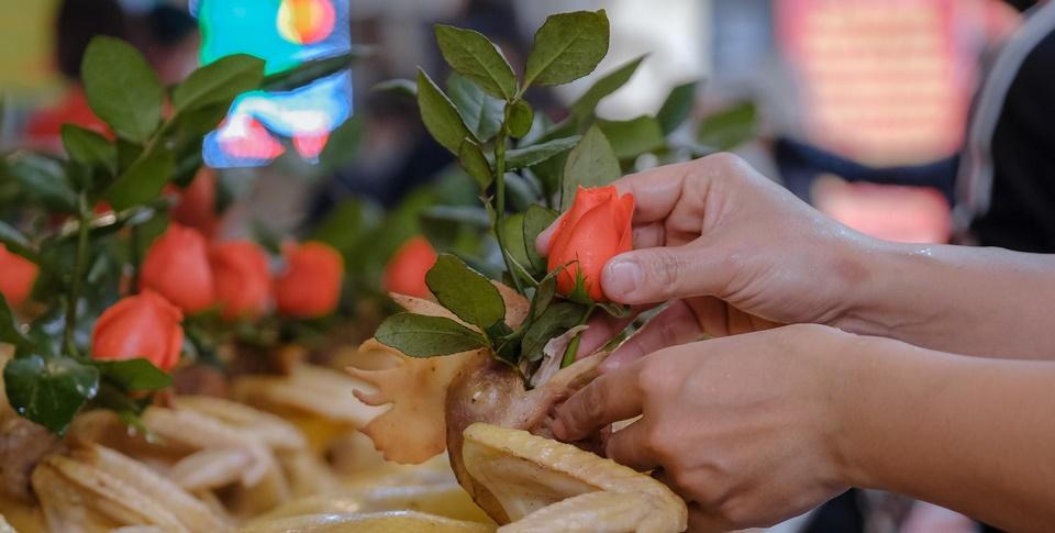 'Gà ngậm hoa hồng' khu phố cổ Hà Nội đắt khách ngày ông Công ông Táo