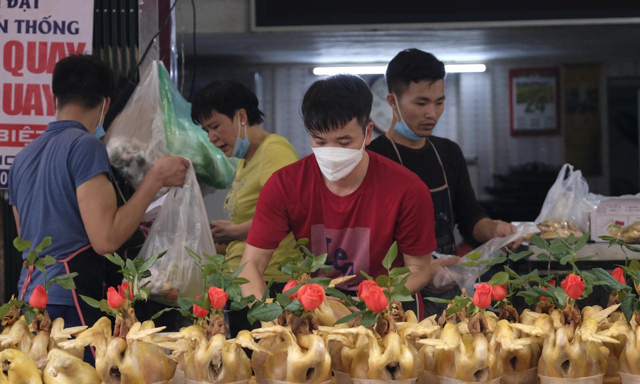'Gà ngậm hoa hồng' khu phố cổ Hà Nội đắt khách ngày ông Công ông Táo