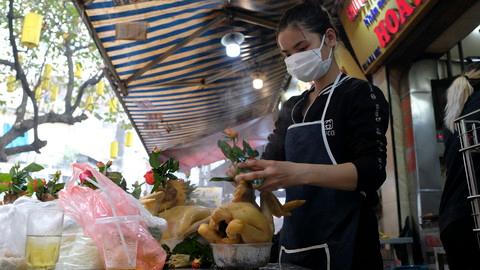 'Gà ngậm hoa hồng' khu phố cổ Hà Nội đắt khách ngày ông Công ông Táo