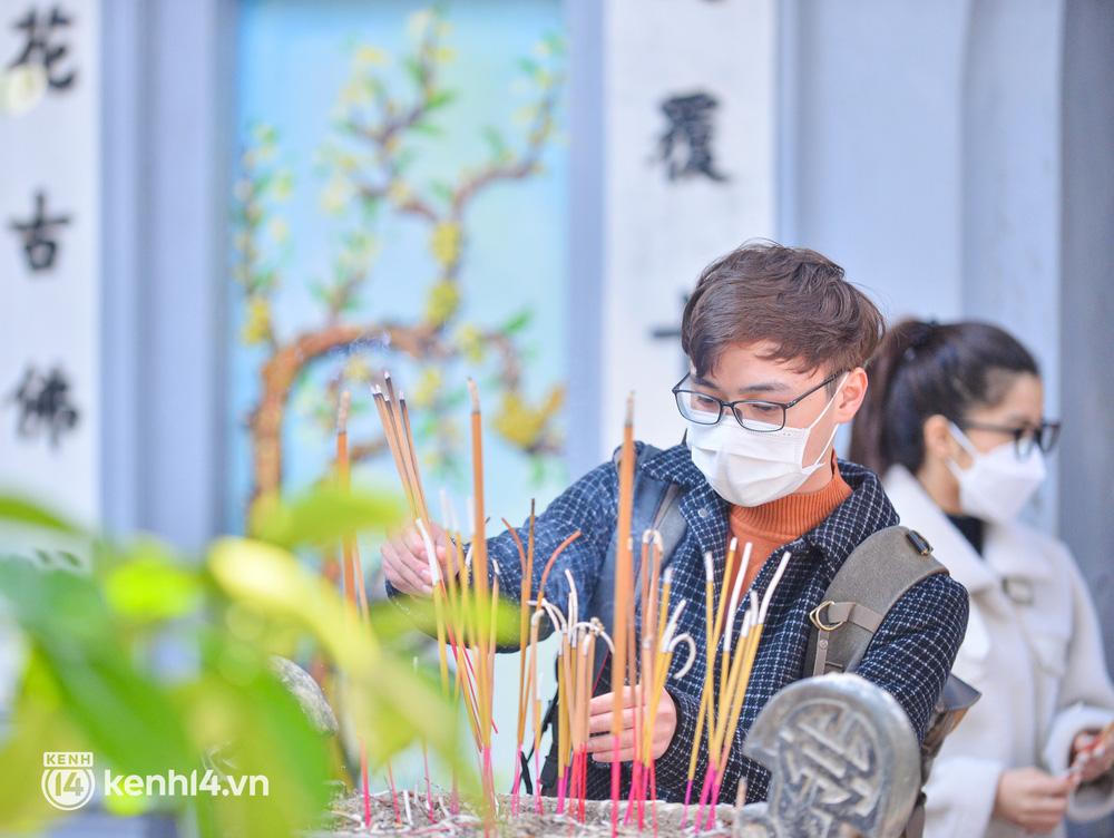 Ngày Valentine, giới trẻ Hà Nội tấp nập đến chùa Hà cầu duyên 