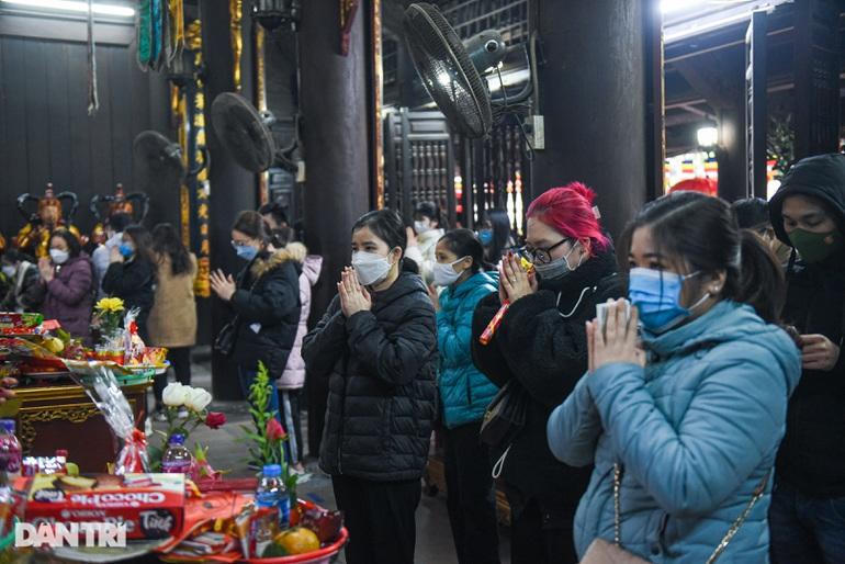 Ngày Valentine, giới trẻ Hà Nội tấp nập đến chùa Hà cầu duyên 