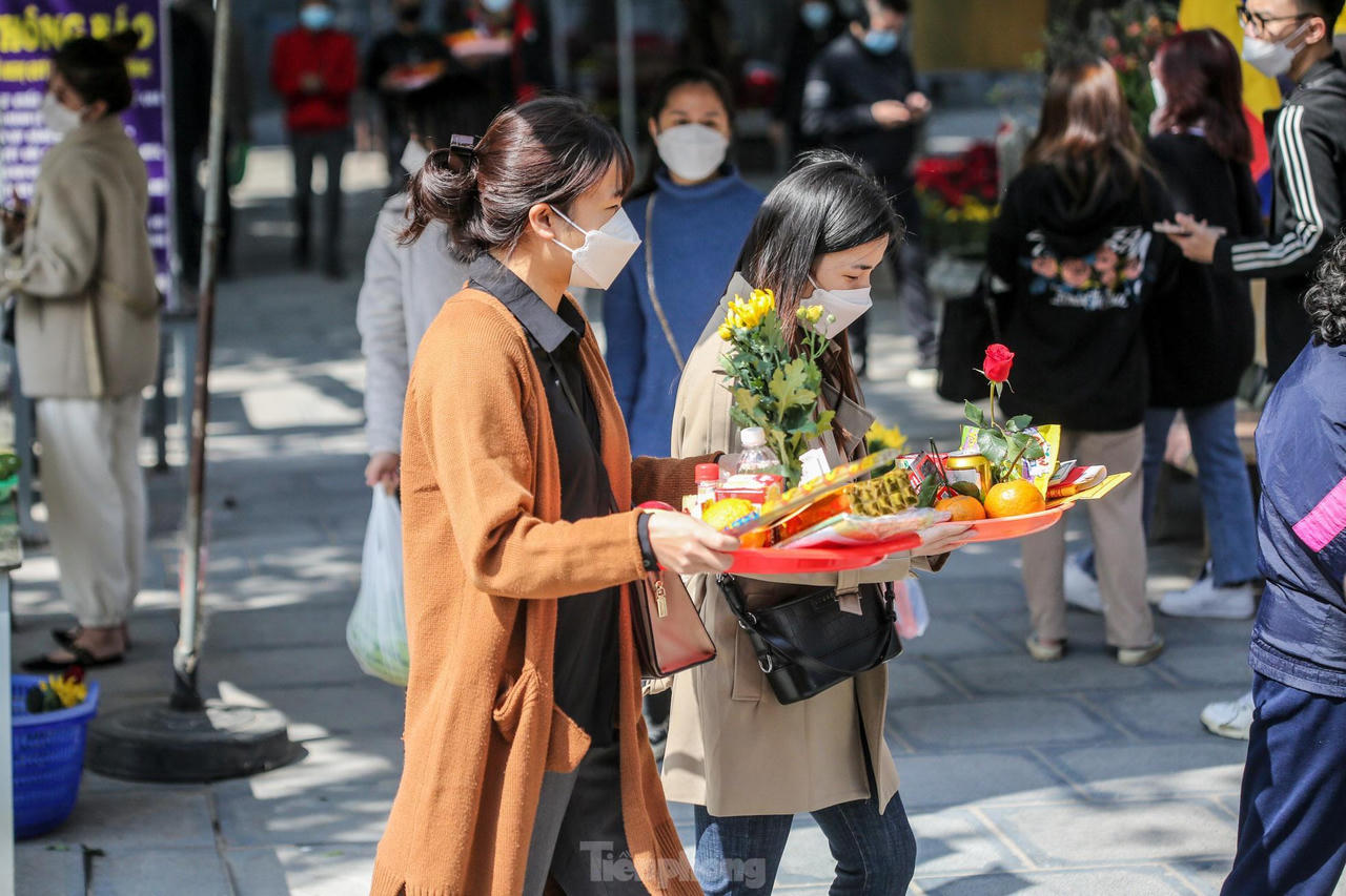 Ngày Valentine, giới trẻ Hà Nội tấp nập đến chùa Hà cầu duyên 