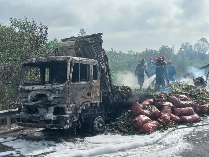 Xe tải bốc cháy trên cao tốc Đà Nẵng- Quảng Ngãi