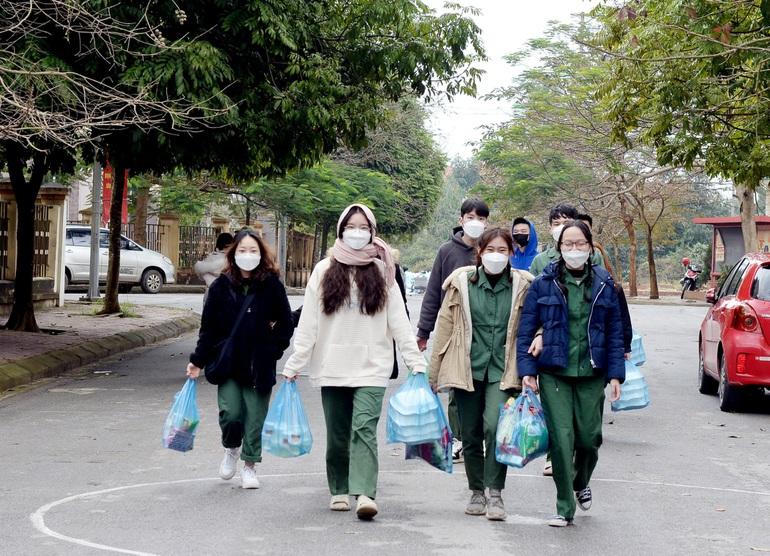 Sinh viên kêu F0 tăng, phải tắm nước lạnh, Đại học Kinh tế Quốc dân nói gì? 