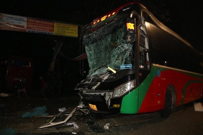 Hai xe khách tông nhau, hơn 10 người nhập viện