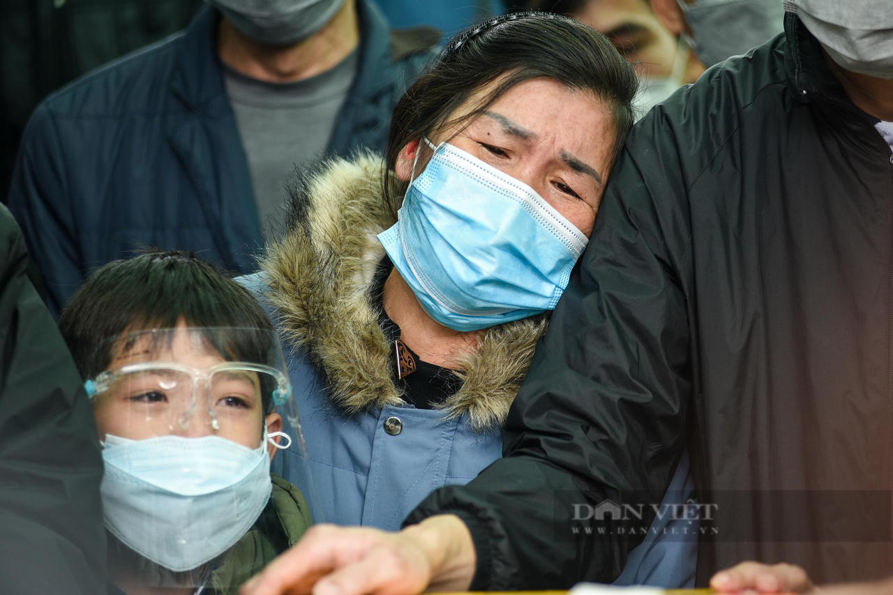 Xót xa người thân khóc ngất khi nhận tro cốt hai bé trai trong vụ chìm cano ở Cửa Đại 