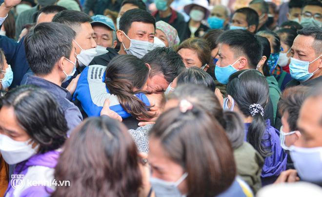 Xót xa người thân khóc ngất khi nhận tro cốt hai bé trai trong vụ chìm cano ở Cửa Đại 