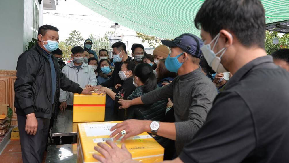 Xót xa người thân khóc ngất khi nhận tro cốt hai bé trai trong vụ chìm cano ở Cửa Đại 