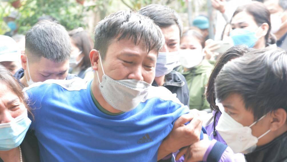 Xót xa người thân khóc ngất khi nhận tro cốt hai bé trai trong vụ chìm cano ở Cửa Đại 