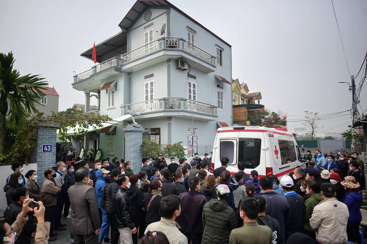 Xót xa người thân khóc ngất khi nhận tro cốt hai bé trai trong vụ chìm cano ở Cửa Đại 