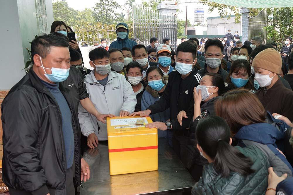 Xót xa người thân khóc ngất khi nhận tro cốt hai bé trai trong vụ chìm cano ở Cửa Đại 