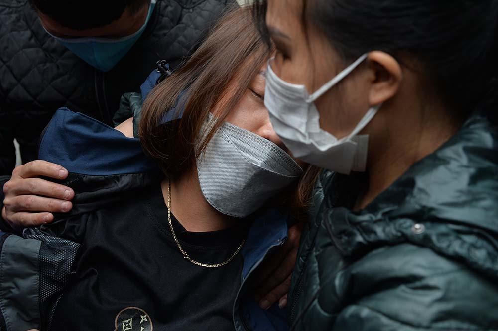 Xót xa người thân khóc ngất khi nhận tro cốt hai bé trai trong vụ chìm cano ở Cửa Đại 