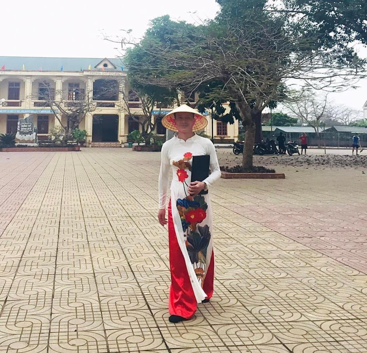 Xôn xao hình ảnh thầy giáo mặc áo dài nữ tham gia cuộc thi ngày 8/3 của cô giáo 