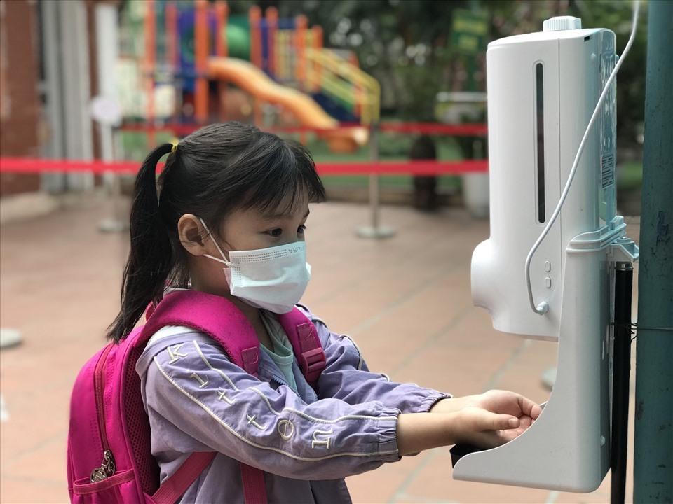 Trẻ mầm non khóc, cười trong ngày đầu đến lớp