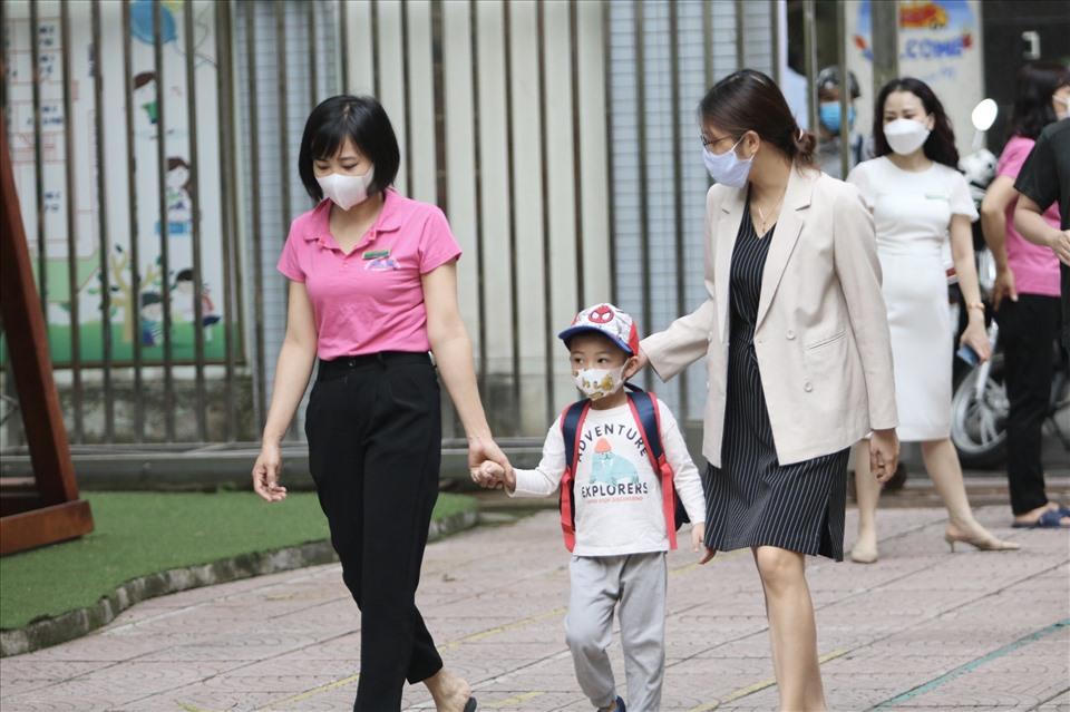 Trẻ mầm non khóc, cười trong ngày đầu đến lớp