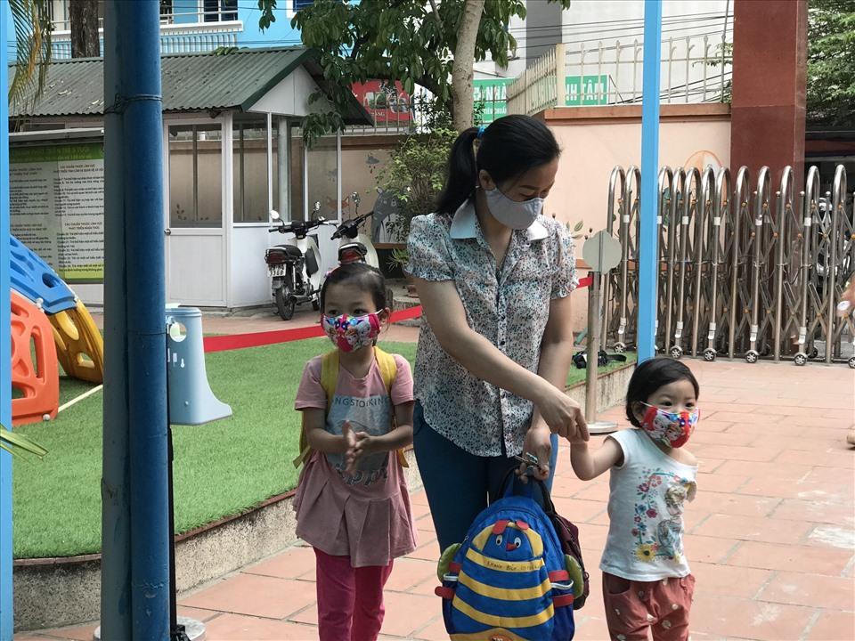 Trẻ mầm non khóc, cười trong ngày đầu đến lớp