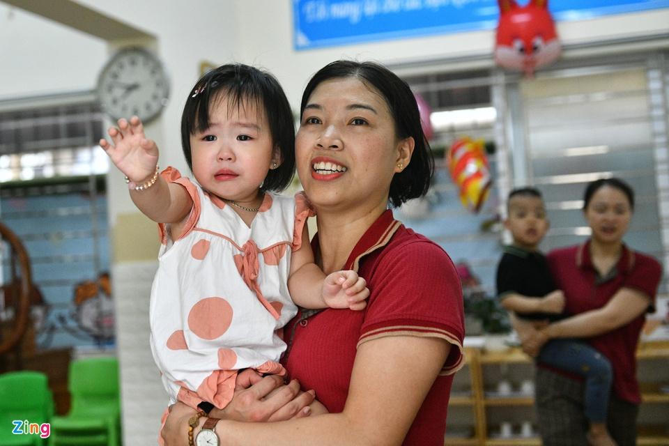 Trẻ mầm non khóc, cười trong ngày đầu đến lớp