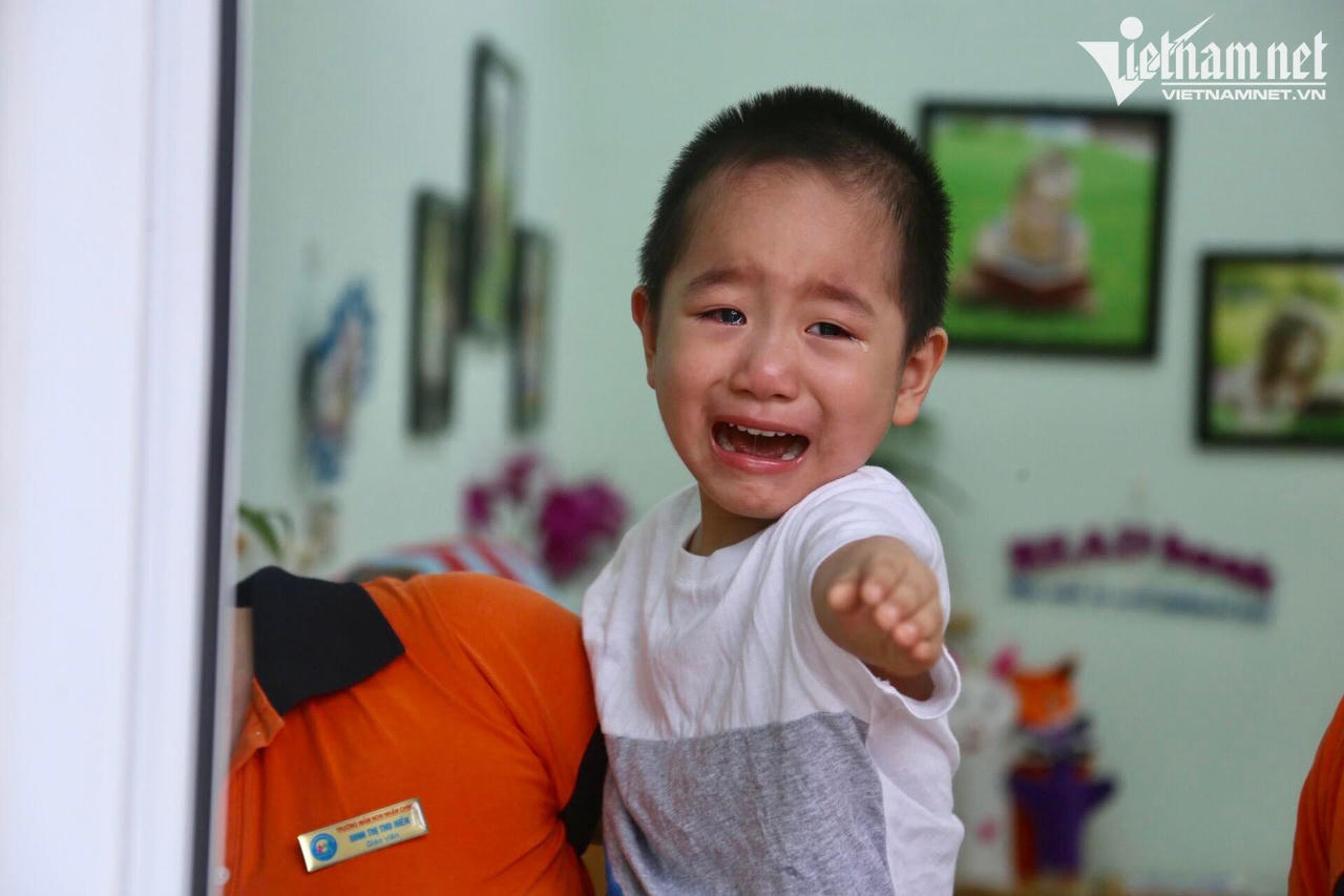 Trẻ mầm non khóc, cười trong ngày đầu đến lớp