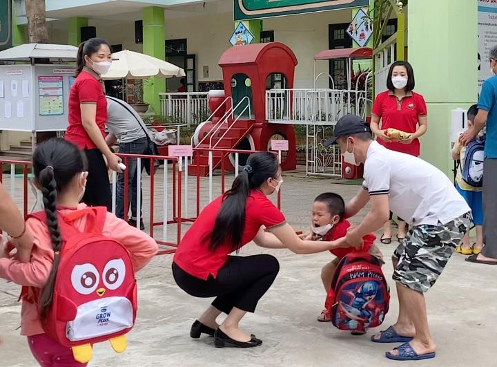 Trẻ mầm non khóc, cười trong ngày đầu đến lớp