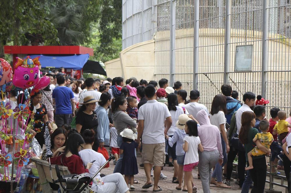 Ngàn người 'đổ' về công viên Thủ Lệ trong sáng 30/4 