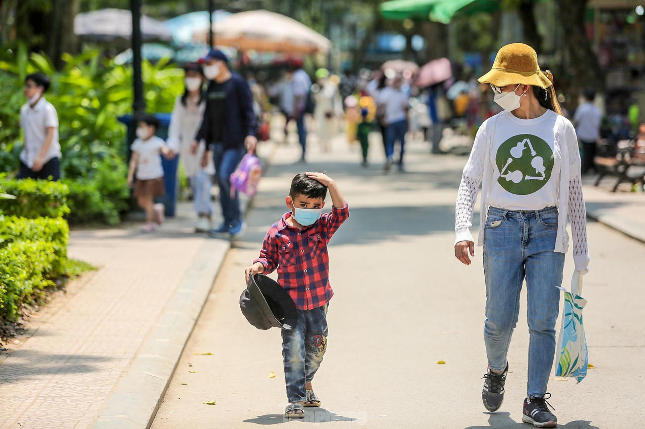 Ngàn người 'đổ' về công viên Thủ Lệ trong sáng 30/4 