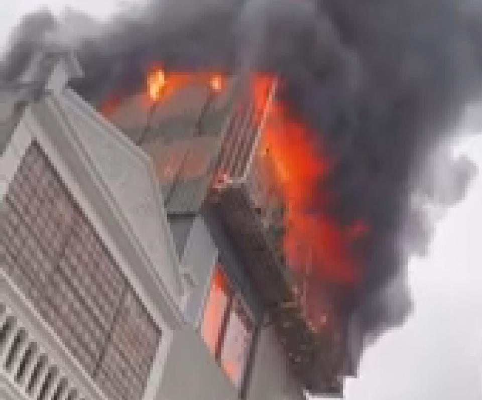 Lửa cháy ngùn ngụt trên nhà 4 tầng ở Hà Nội