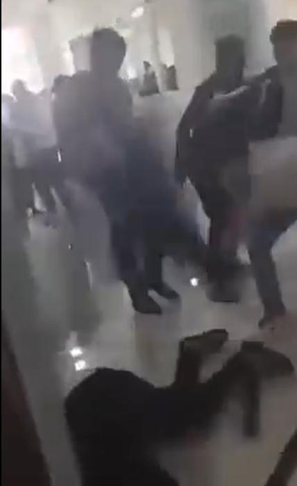 Nam sinh viên bị đánh gục trên hành lang giảng đường Đại học Tài nguyên & Môi trường