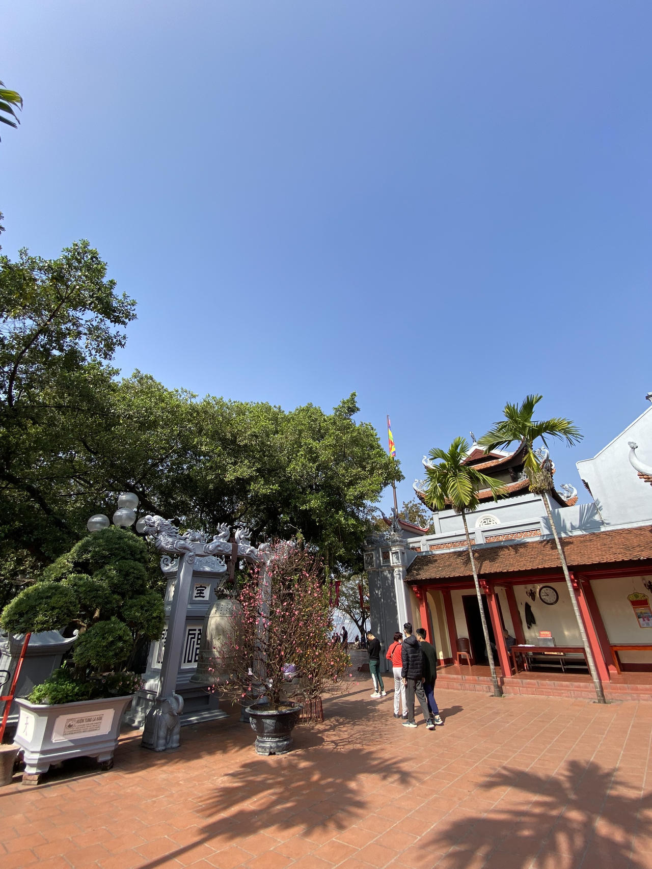 Phủ Tây Hồ vắng người trong dịp cuối năm 