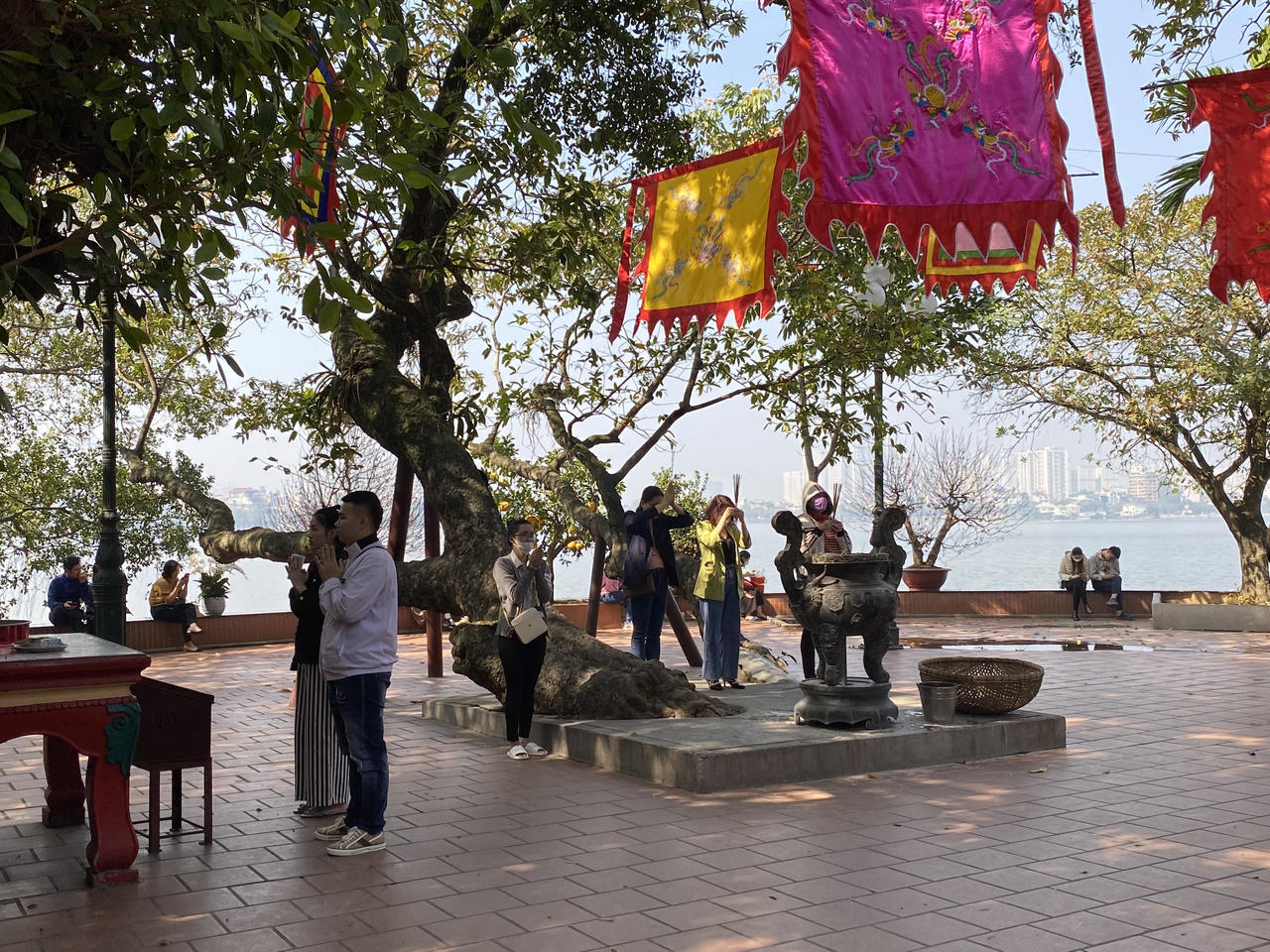 Phủ Tây Hồ vắng người trong dịp cuối năm 