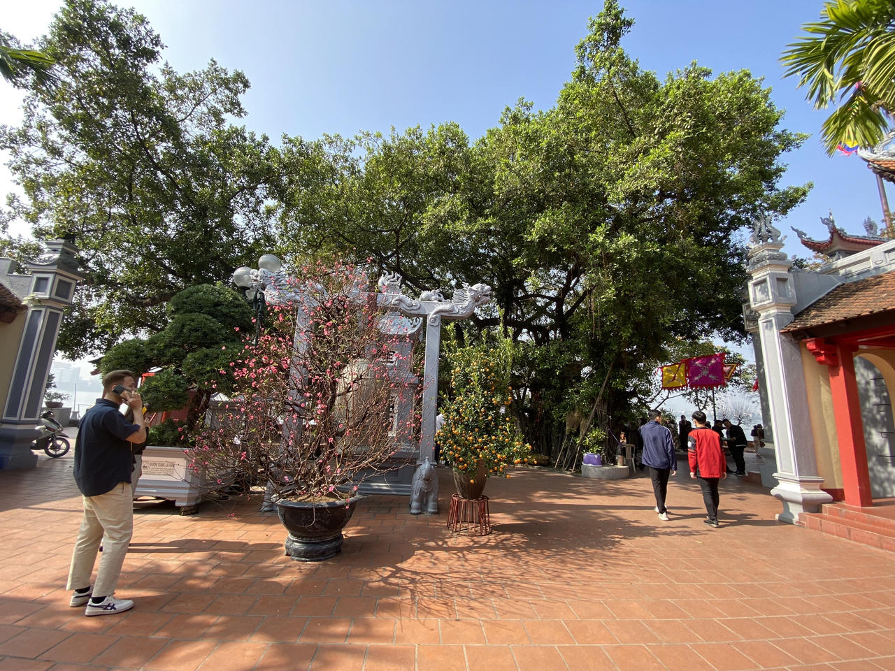 Phủ Tây Hồ vắng người trong dịp cuối năm 