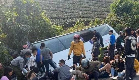 Phú Thọ: Ô tô khách chở hơn 40 người bị lật 