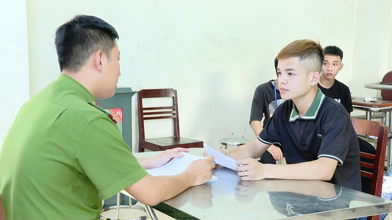 Khởi tố 23 thanh niên gây rối trật tự công cộng, gặp người là đánh 