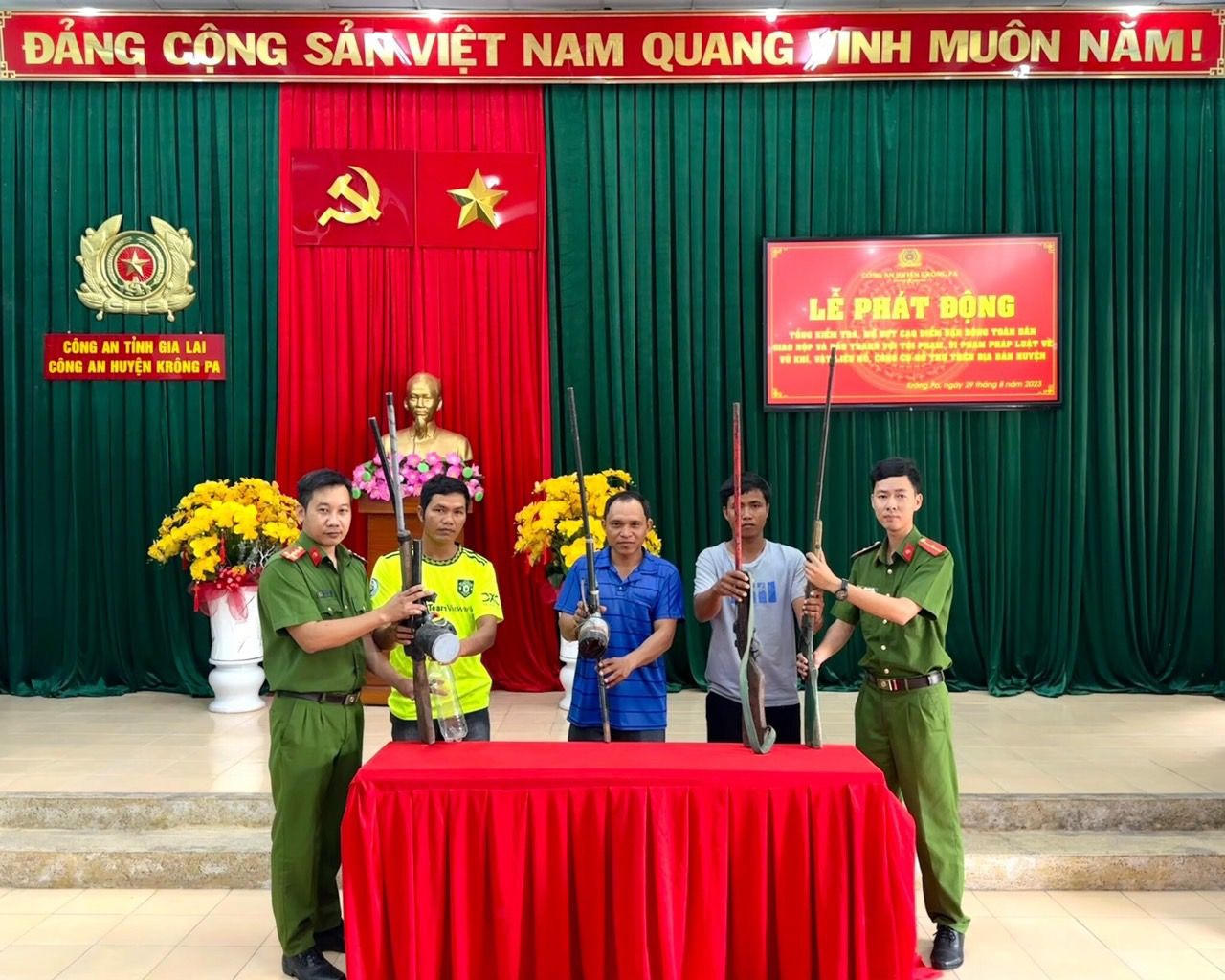 Công an Gia Lai vận động người dân giao nộp vũ khí, vật liệu nỗ, công cụ hỗ trợ. 