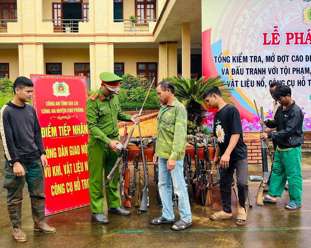 Công an Gia Lai vận động người dân giao nộp vũ khí, vật liệu nỗ, công cụ hỗ trợ. 