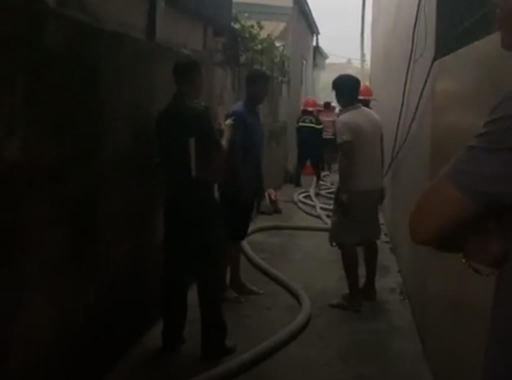 Mâu thuẫn với người yêu nam thanh niên định đốt nhà người yêu rồi tự vẫn bằng xăng