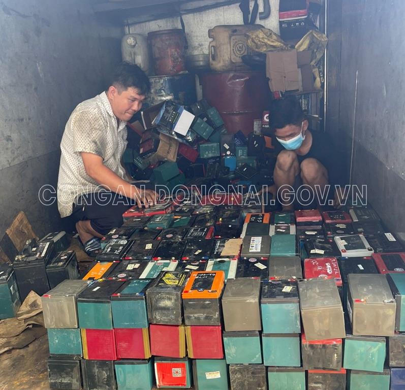 Bắt giữ xe tải chở hơn 400 bình ắc quy cũ, nguy hại cho môi trường