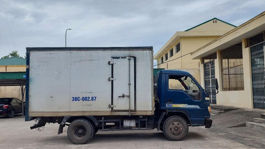 Bắt đối tượng vận chuyển pháo nổ và ma túy dưới vỏ bọc xe chở mùn gỗ 