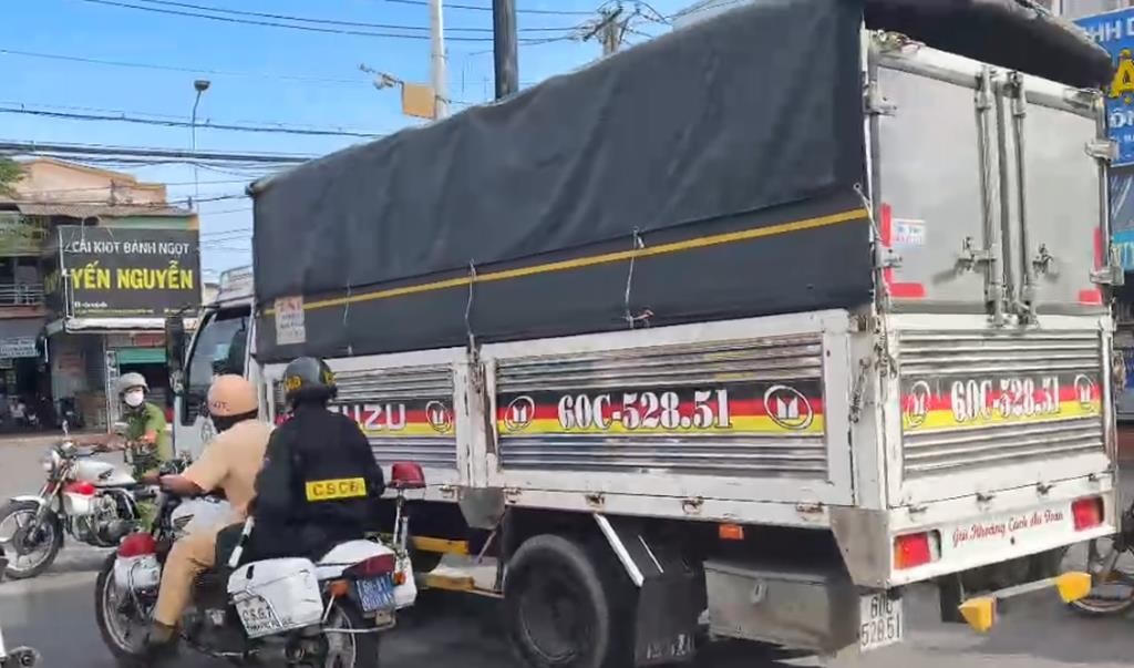Cảnh sát giao thông Đồng Nai truy đuổi 10km chặn bắt tài xế xe tải dương tính ma túy 