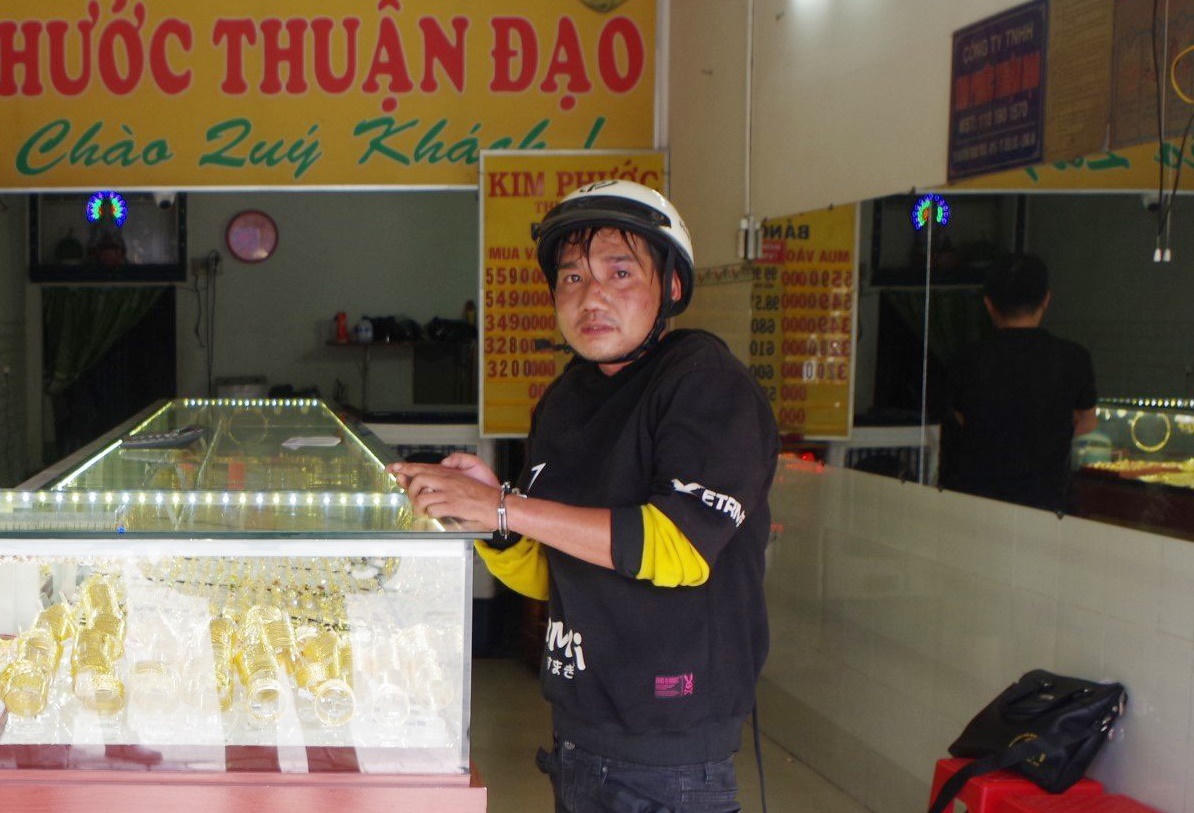 Nam thanh niên mua lắc tay vàng 70 triệu đồng rồi tháo chạy khi chưa trả tiền 