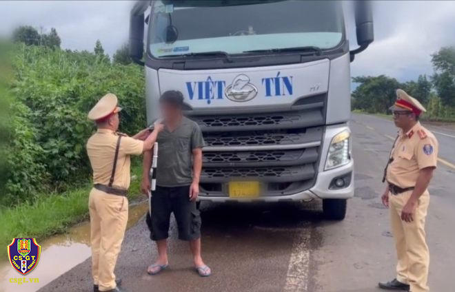 Tài xế vi phạm nồng độ cồn mang theo súng tự chế uy hiếp chủ quán cơm