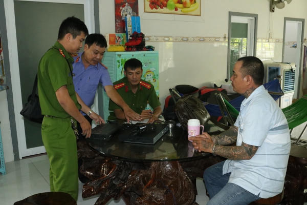 Bắt cặp vợ chồng cho vay hơn 1 tỷ, thu lãi 920 triệu đồng