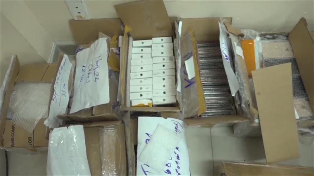 Triệt phá đường dây buôn lậu điện thoại trị giá 300 tỷ đồng