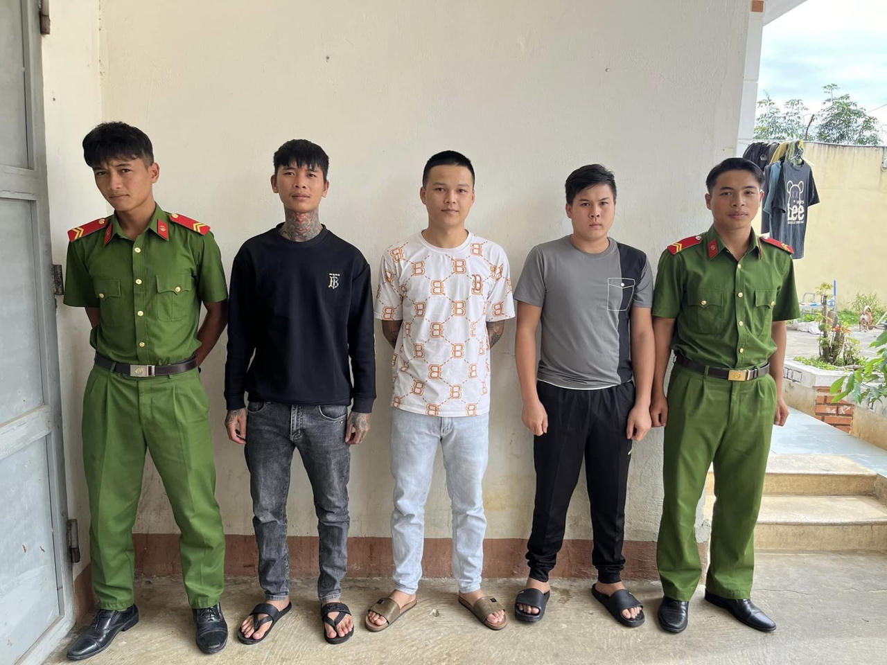 Bắt quả tang nhóm 'bay lắc' trong quán karaoke ở Kon Tum