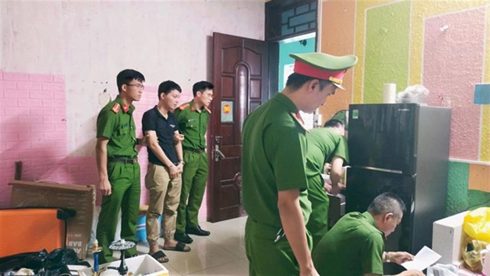 Bắt 2 đối tượng mua bán cháu gái 14 tuổi ép phục vụ quán karaoke