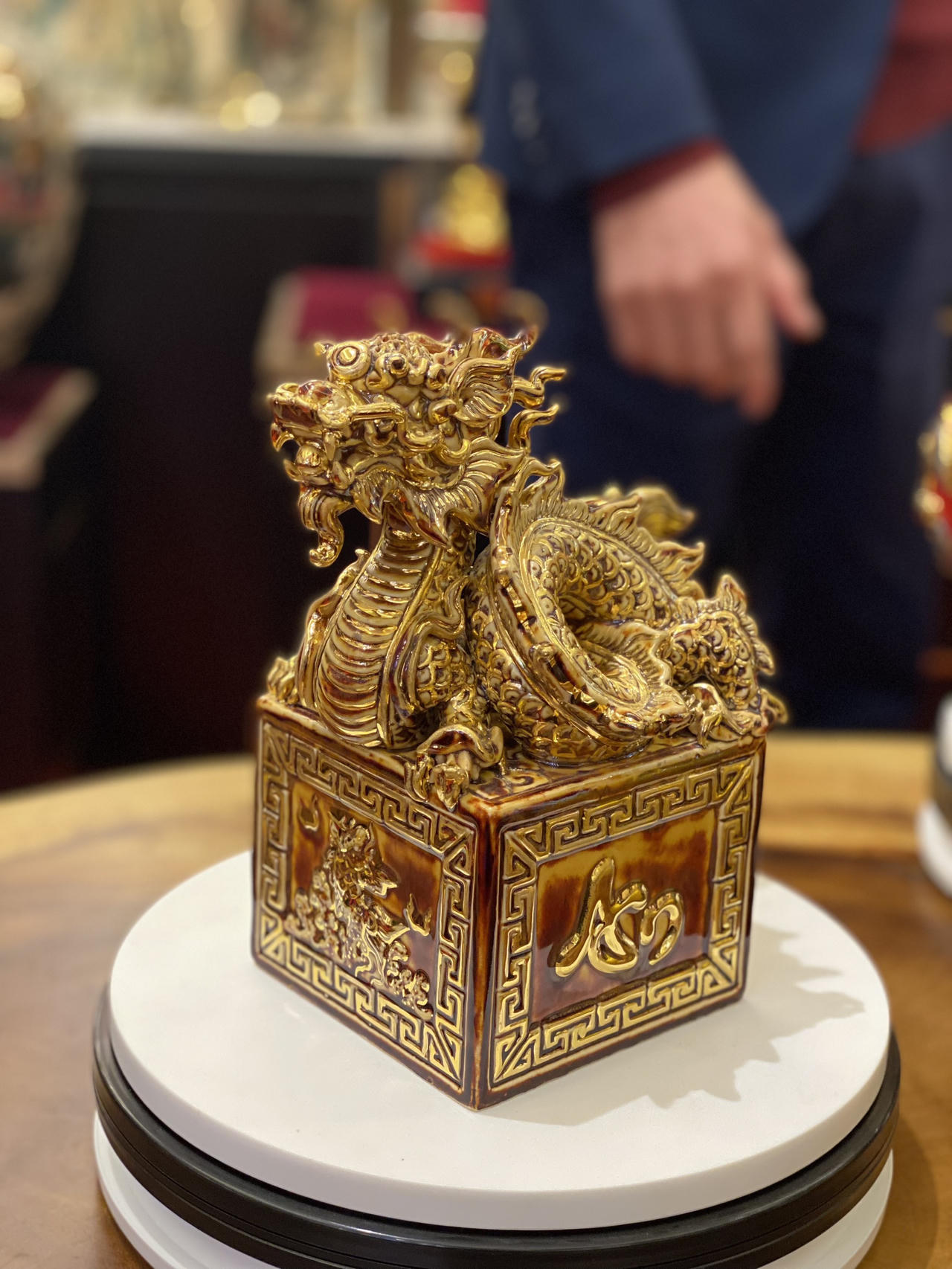 Ấn Rồng họa vàng làng Bát Tràng phục vụ Tết Giáp Thìn 2024