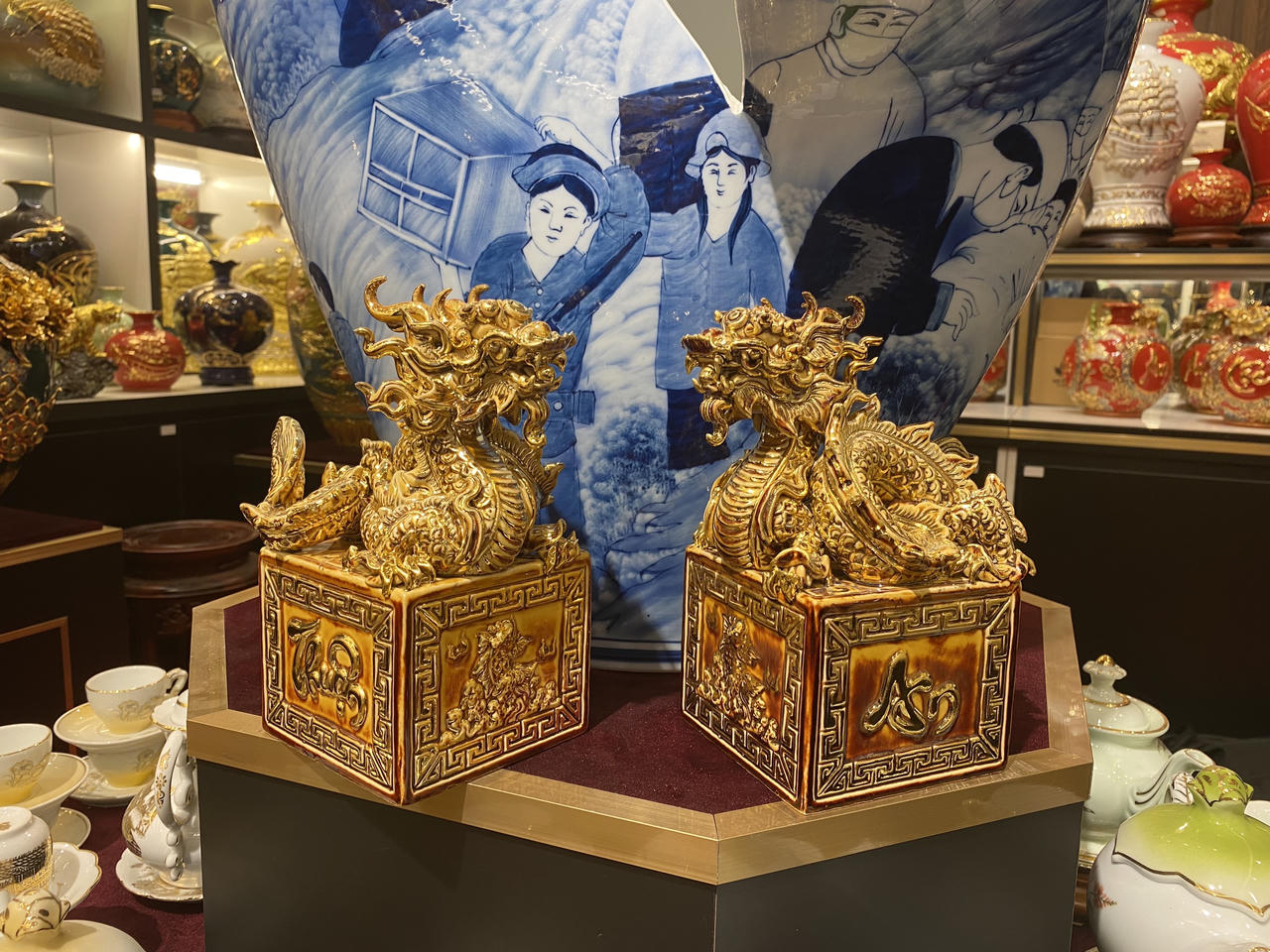 Ấn Rồng họa vàng làng Bát Tràng phục vụ Tết Giáp Thìn 2024