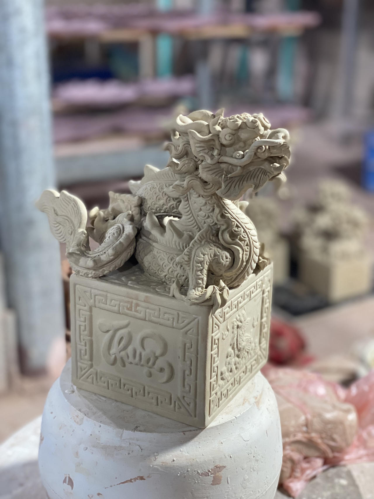 Ấn Rồng họa vàng làng Bát Tràng phục vụ Tết Giáp Thìn 2024