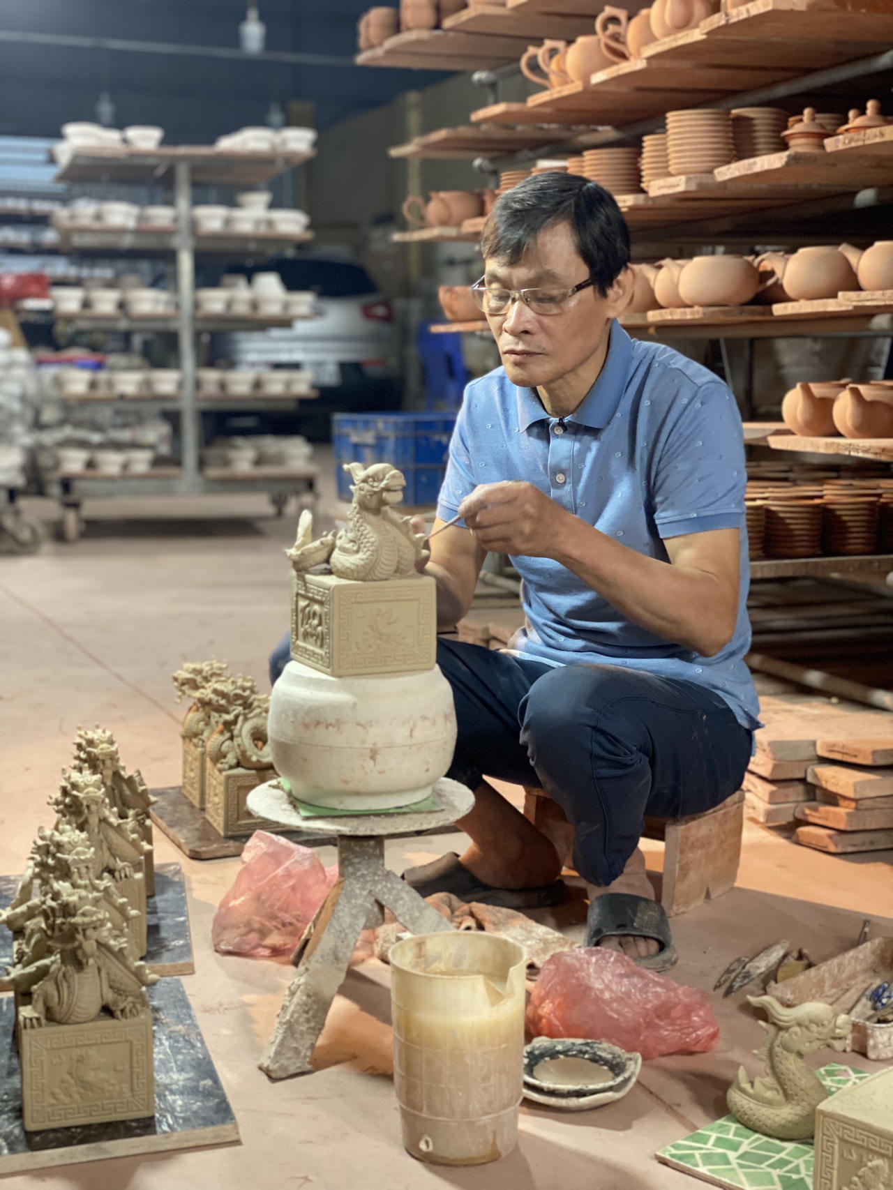 Ấn Rồng họa vàng làng Bát Tràng phục vụ Tết Giáp Thìn 2024